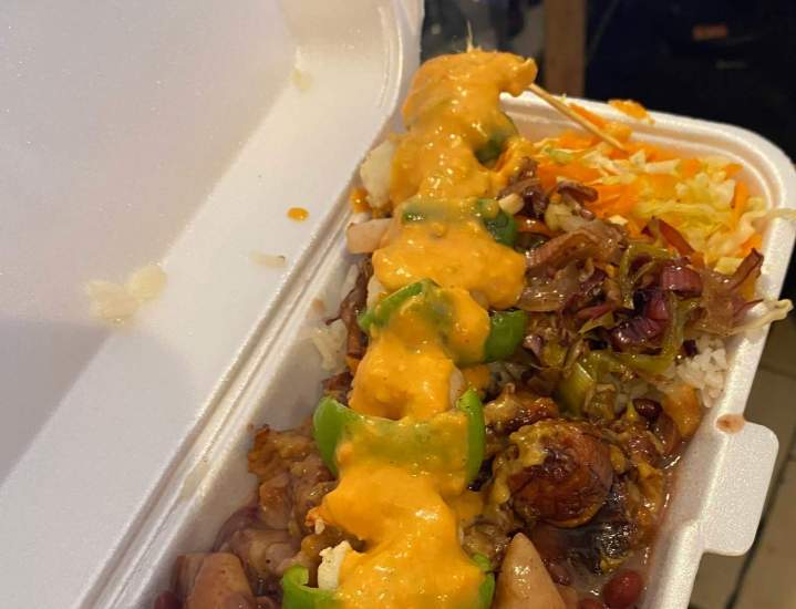 Délicieux repas caribéen à emporter en Martinique