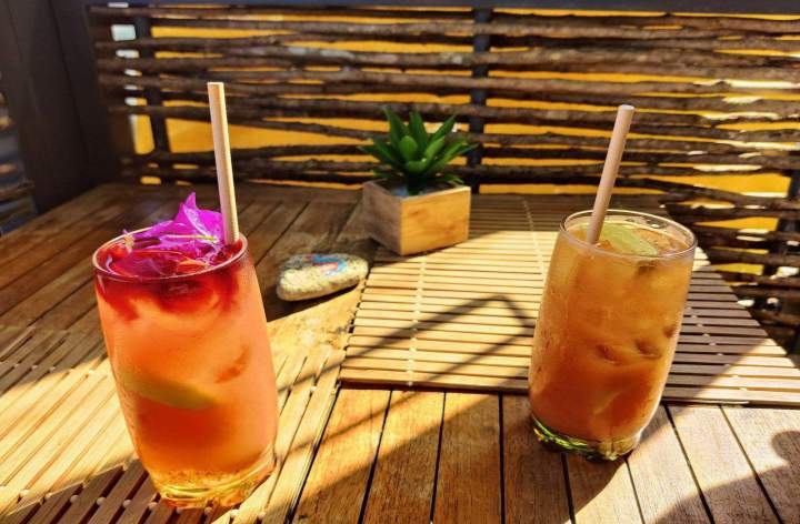 Rafraîchissez-vous avec nos cocktails maison et jus frais au bar !