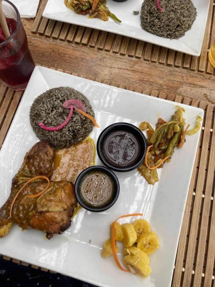 Repas caribéen avec sauces Martinique