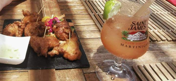 Repas avec boissons en Martinique